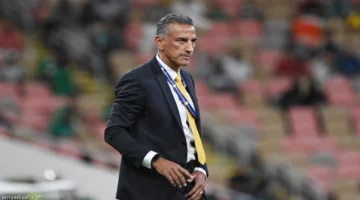 بسبب القوانين المخترعة.. مدرب نيوم يتهم التحكيم بسرقة مواجهة الأهلي السعودي من فريقه